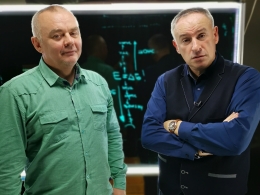 Алексей Фролов - бизнес-тренер из Санкт-Петербурга с компаньоном во время работы над видеооформлением своих обучающих программ