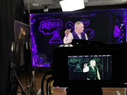 Реализация идей lightboard позволяет овладеть вниманием аудитории и доходчиво донести необходимую информацию