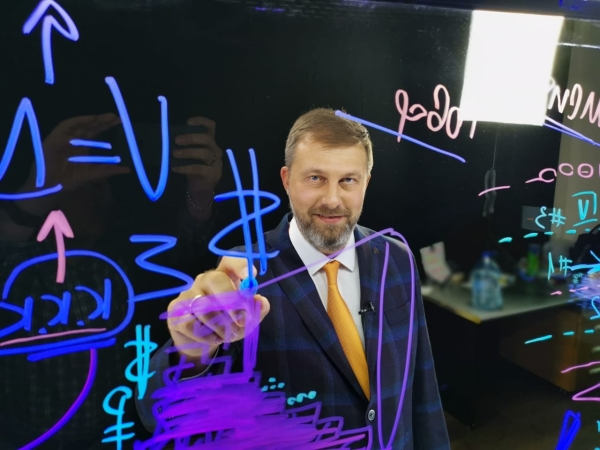 Борис Жалило бизнес тренер международный спикер на съемках онлайн курса